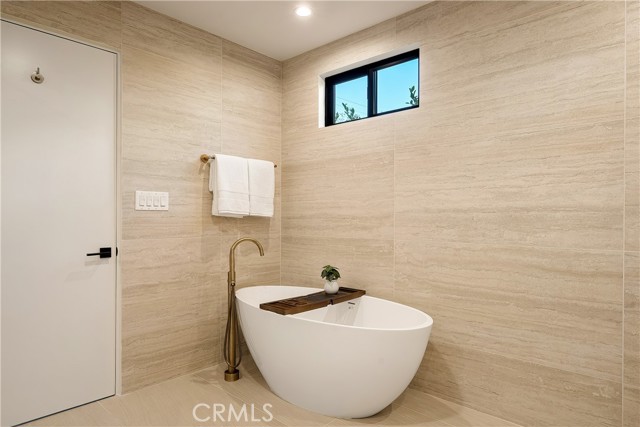 Detail Gallery Image 16 of 32 For 13949 Cumpston St, Sherman Oaks,  CA 91401 - 3 Beds | 3/1 Baths