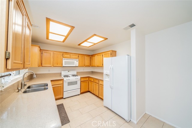 Detail Gallery Image 9 of 42 For 13686 Sylvan Oaks Rd, Victorville,  CA 92392 - 3 Beds | 2 Baths