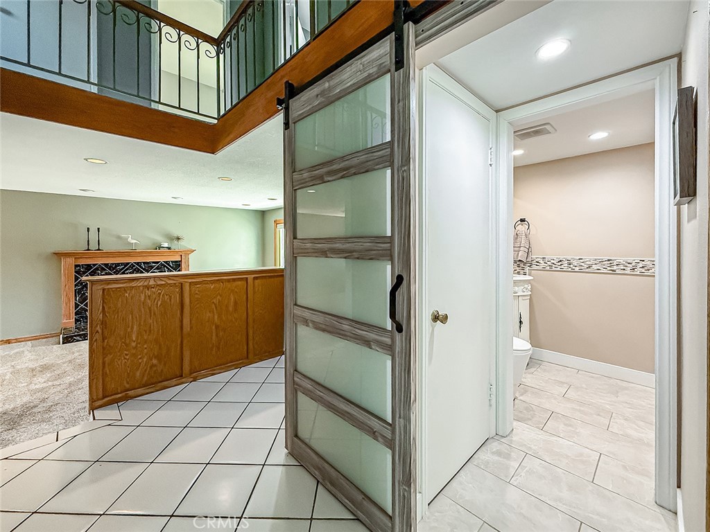 https://media.crmls.org/medias/1852c5c5-3e75-4988-bbba-303a8309d096.jpg?preset=X-Large