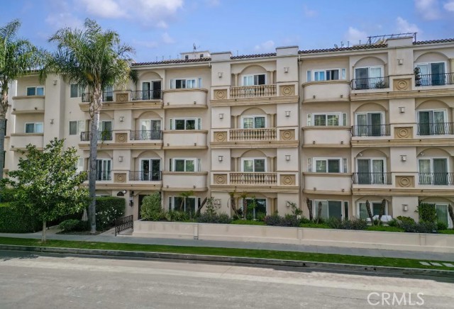 Detail Gallery Image 1 of 21 For 118 S Clark Dr #205,  West Hollywood,  CA 90048 - 3 Beds | 2/1 Baths
