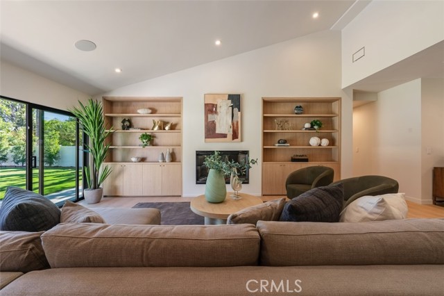 Detail Gallery Image 19 of 46 For 8960 Oak Park, –,  CA 91325 - 4 Beds | 3/1 Baths