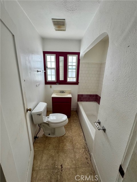 2046 S Ridgeley Drive, Los Angeles CA: https://media.crmls.org/medias/1856602f-1de0-4409-8d62-add14b635f9a.jpg