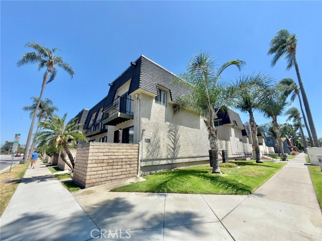 2225 N Broadway, Santa Ana CA: https://media.crmls.org/medias/1856998b-9f10-4899-805b-ec75bda0028d.jpg