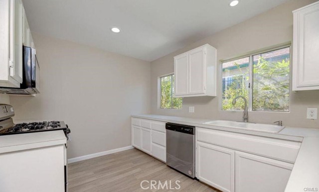 Detail Gallery Image 5 of 18 For 542 W 105th St, Los Angeles,  CA 90044 - 4 Beds | 3 Baths