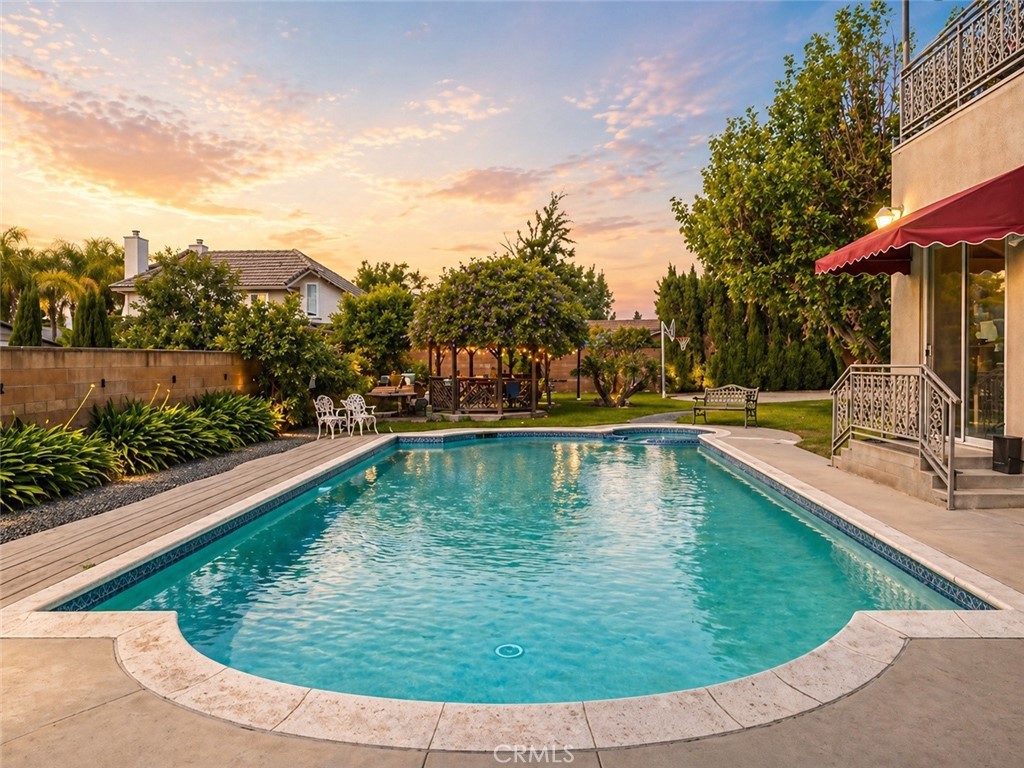 https://media.crmls.org/medias/185f696b-41c4-468f-a8a5-b97419e216f7.jpg?preset=X-Large