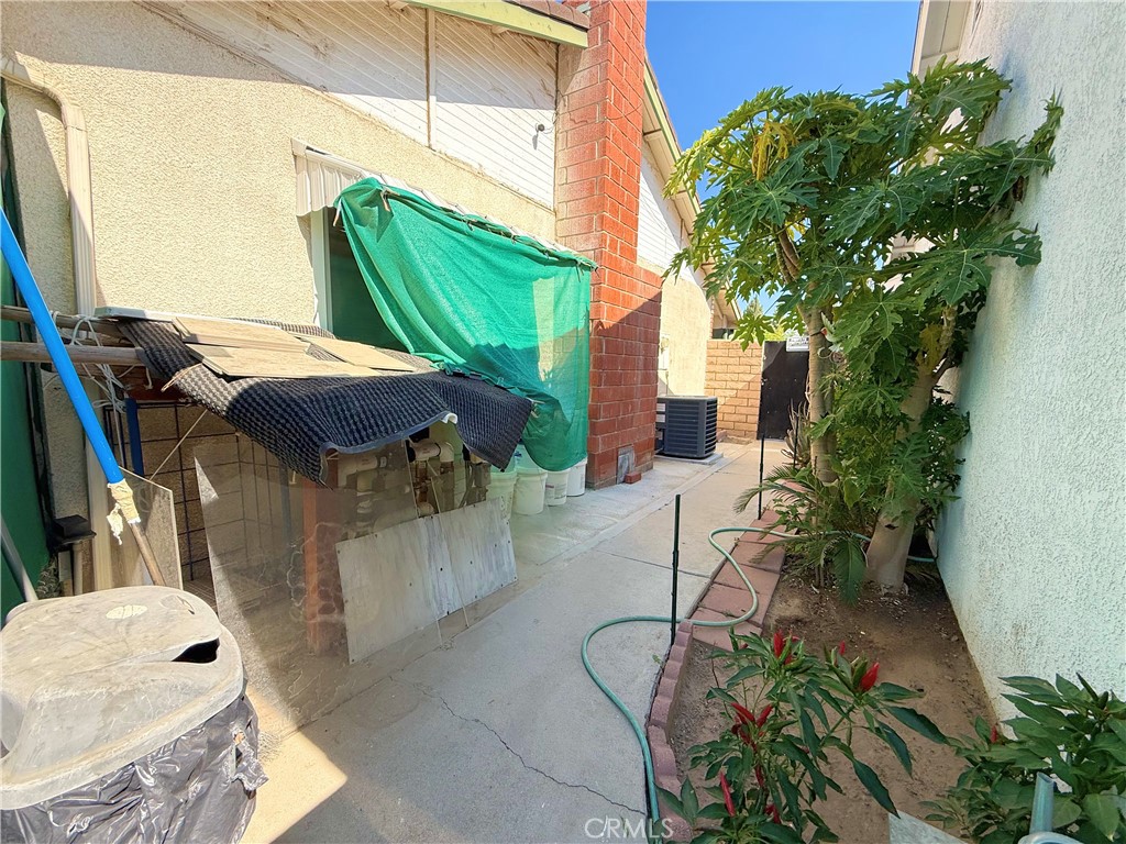 https://media.crmls.org/medias/1862b084-9db1-4894-b721-768561ba62f6.jpg?preset=X-Large
