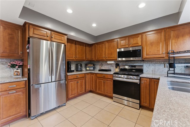 Detail Gallery Image 14 of 44 For 8901 Serapis #24,  Downey,  CA 90240 - 3 Beds | 3 Baths