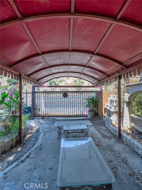 8618 La Tuna Canyon Road, Sun Valley CA: https://media.crmls.org/medias/18671b3d-73c2-4037-b666-78db6075596e.jpg