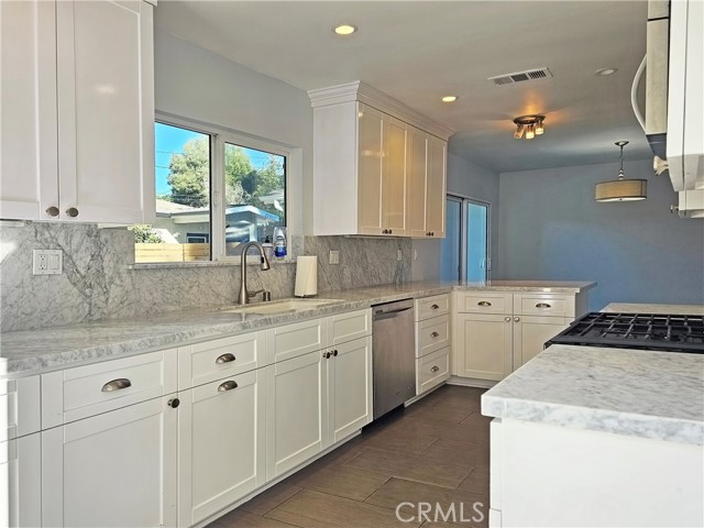 Detail Gallery Image 8 of 15 For 22045 De La Osa, Woodland Hills,  CA 91364 - 2 Beds | 2 Baths