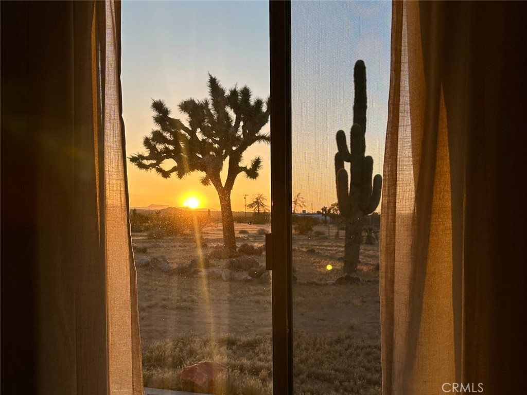 https://media.crmls.org/medias/186ab31c-0d69-4d9c-8e0e-12118c1370da.jpg?preset=X-Large