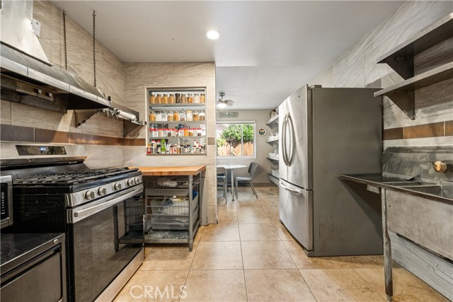 Detail Gallery Image 6 of 16 For 4901 Siesta Dr, Oceanside,  CA 92057 - 3 Beds | 2 Baths