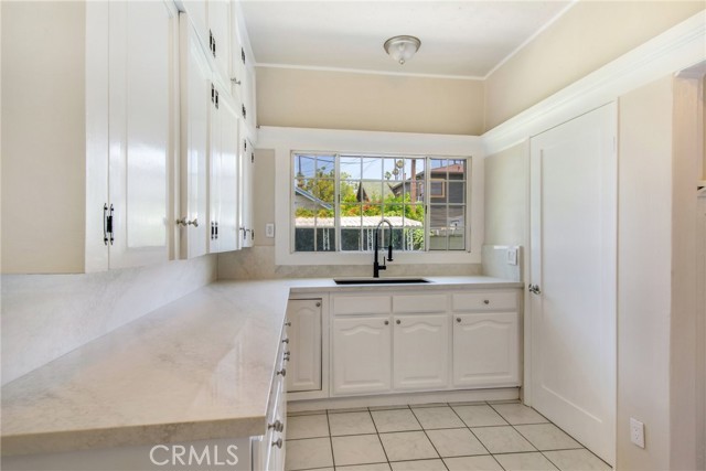 2107 30th Street, Los Angeles, California 90018, 3 Bedrooms Bedrooms, ,1 BathroomBathrooms,Single Family Residence,For Sale,30th,SB24117796