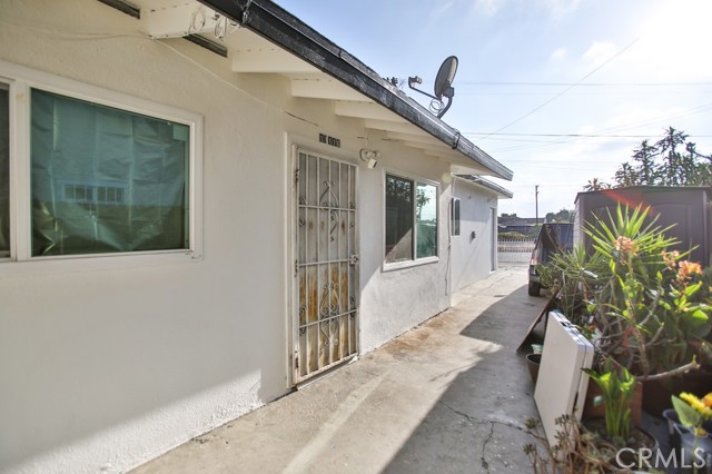 11114 Willowbrook Avenue, Los Angeles CA: https://media.crmls.org/medias/186fd1b1-cc05-4897-8da1-c6b9c1676ff5.jpg