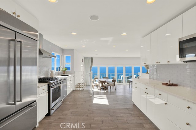 Detail Gallery Image 4 of 23 For 2510 Glenneyre St, Laguna Beach,  CA 92651 - 3 Beds | 3 Baths