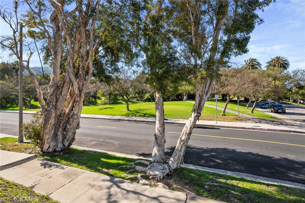 https://media.crmls.org/medias/187f41f9-d6c6-4bfd-8a24-67e958c1d8eb.jpg?preset=X-Large