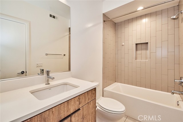 1050 N Joels Place, Los Angeles CA: https://media.crmls.org/medias/1881a953-b16e-4f02-a25b-aeeb57b43064.jpg