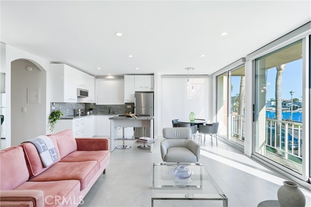 Detail Gallery Image 12 of 70 For 383 Bay Shore #203,  Long Beach,  CA 90803 - 2 Beds | 2 Baths