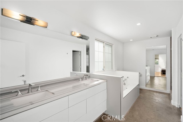 Detail Gallery Image 27 of 35 For 1733 Armacost Avenue #1,  Los Angeles,  CA 90025 - 3 Beds | 2/1 Baths