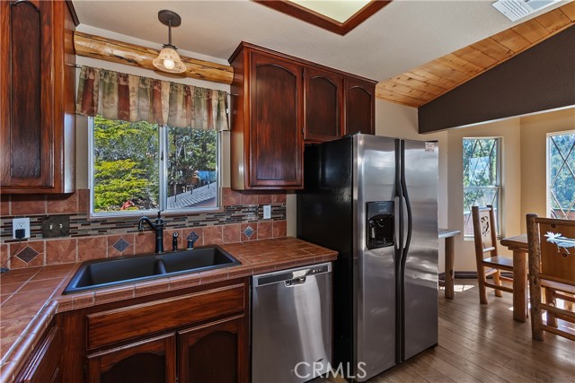 43850 Yosemite Drive, Big Bear Lake, CA 92315