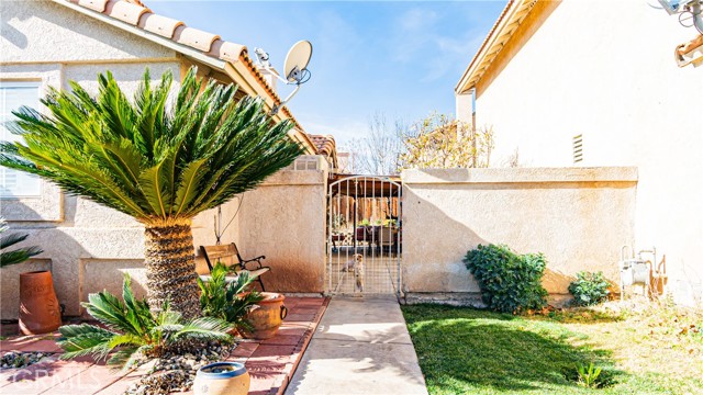 Detail Gallery Image 2 of 20 For 12450 Silverwood Ln, Victorville,  CA 92395 - 4 Beds | 2/1 Baths