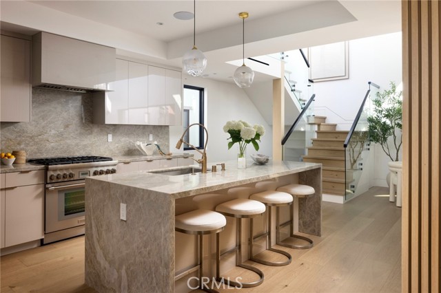 303 1/2 Goldenrod Avenue, Corona del Mar CA: https://media.crmls.org/medias/18913368-c0cc-4f31-8b96-e66903702086.jpg