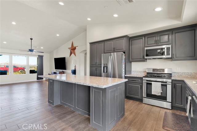 Detail Gallery Image 6 of 52 For 23661 Laurel, Apple Valley,  CA 92308 - 4 Beds | 3 Baths