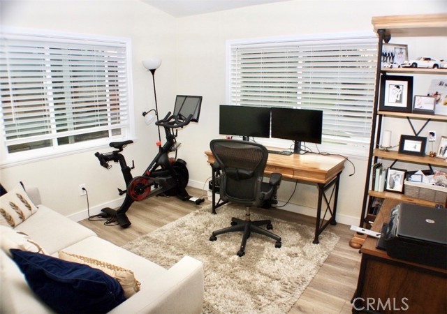 Detail Gallery Image 17 of 23 For 4820 Abbeyville Ave, Woodland Hills,  CA 91364 - 4 Beds | 4 Baths