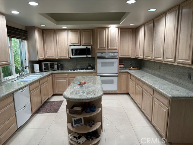 Detail Gallery Image 7 of 44 For 4377 Saltillo St, Woodland Hills,  CA 91364 - 5 Beds | 4 Baths