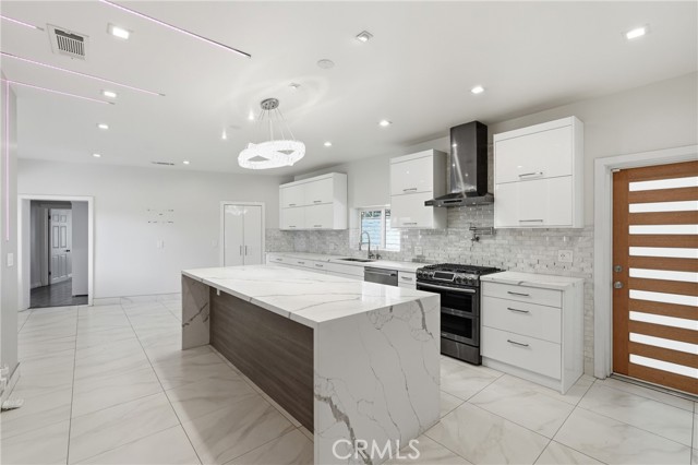 Detail Gallery Image 10 of 44 For 8647 Corbin Ave, Winnetka,  CA 91306 - 5 Beds | 3/1 Baths