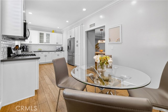 Detail Gallery Image 15 of 36 For 5240 Yarmouth, Encino,  CA 91316 - 3 Beds | 2/1 Baths