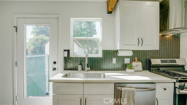 231 W Cedar Avenue, Burbank CA: https://media.crmls.org/medias/1896b535-a972-44d4-af23-fc5dc7c4edae.jpg