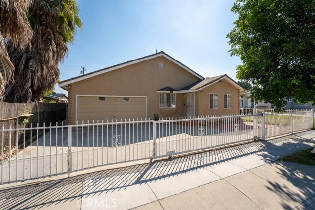 Detail Gallery Image 1 of 24 For 2330 W Lincoln St, Long Beach,  CA 90810 - 3 Beds | 2 Baths