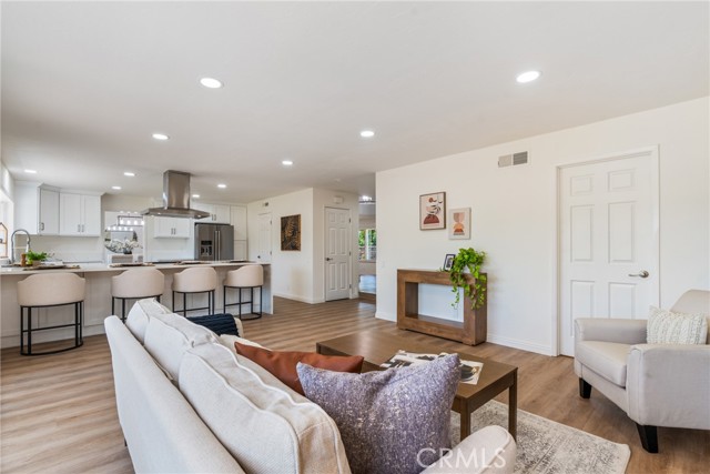 26982 Pueblonuevo Drive, Mission Viejo CA: https://media.crmls.org/medias/189b28bb-ab38-4b13-bf18-fd51826a7792.jpg
