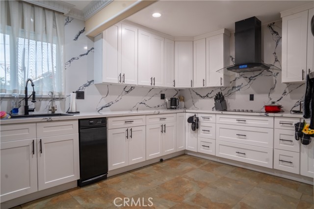 Detail Gallery Image 10 of 38 For 6930 Balcom, Reseda,  CA 91335 - 7 Beds | 6 Baths