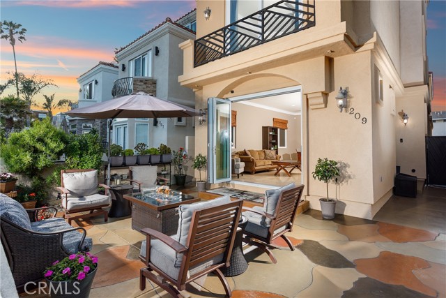 Detail Gallery Image 6 of 42 For 209 Chicago Ave, Huntington Beach,  CA 92648 - 3 Beds | 3/2 Baths