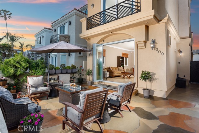 Detail Gallery Image 6 of 42 For 209 Chicago Ave, Huntington Beach,  CA 92648 - 3 Beds | 3/2 Baths