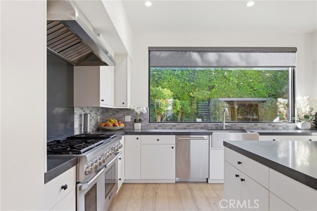 Detail Gallery Image 11 of 48 For 4545 Stern Ave, Sherman Oaks,  CA 91423 - 6 Beds | 5/1 Baths