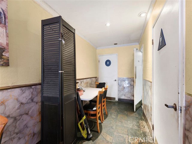 138 N San Fernando Boulevard, Burbank CA: https://media.crmls.org/medias/18a2ea7e-1ef6-4207-aef1-ef119ae67b1f.jpg