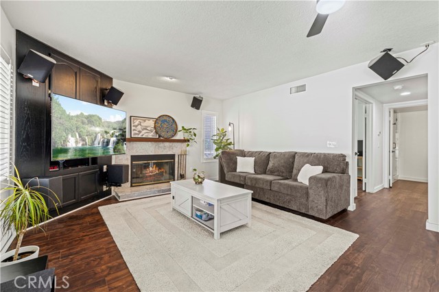28777 Kathleen Avenue, Saugus CA: https://media.crmls.org/medias/18a42e6d-b02f-463c-979a-43b06ce77d99.jpg