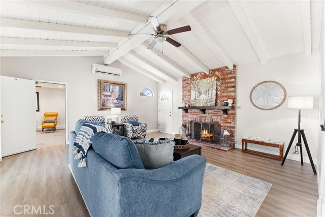 6557 E Walkerton Street, Long Beach CA: https://media.crmls.org/medias/18a5d7aa-b77e-4c0c-a642-e34208215bc9.jpg