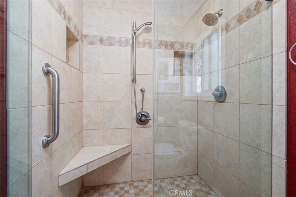 https://media.crmls.org/medias/18a92ddb-cf77-426a-8ccf-343d2453dd19.jpg?preset=X-Large