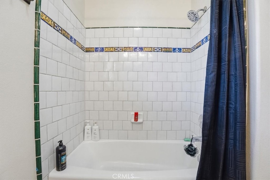 https://media.crmls.org/medias/18ad3d5f-2c4f-4875-bffb-fbe4806dabcf.jpg?preset=X-Large