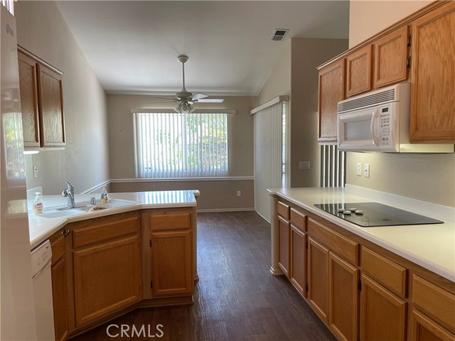 829 Rubi Court, San Jacinto CA: https://media.crmls.org/medias/18ad746f-c1d9-4777-8552-12cef5b1b7cf.jpg