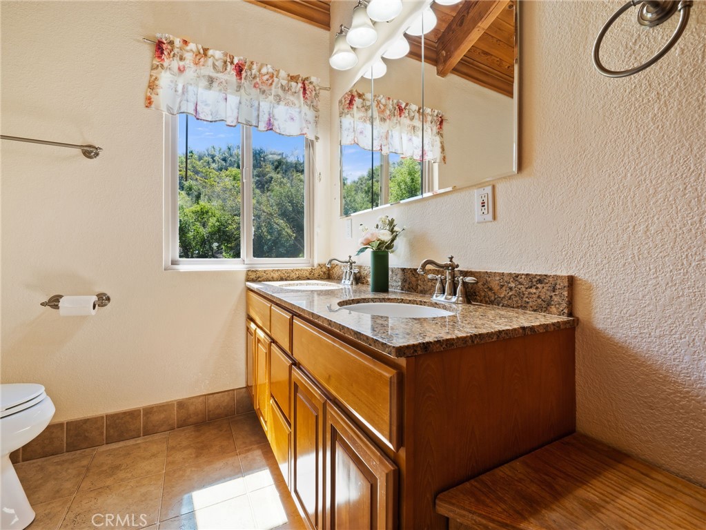 https://media.crmls.org/medias/18ae4d56-9fd9-4862-853b-f14d4fa0df07.jpg?preset=X-Large