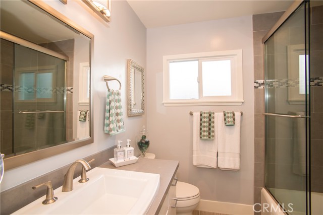 Detail Gallery Image 12 of 15 For 214 via Anita, Redondo Beach,  CA 90277 - 4 Beds | 3/1 Baths