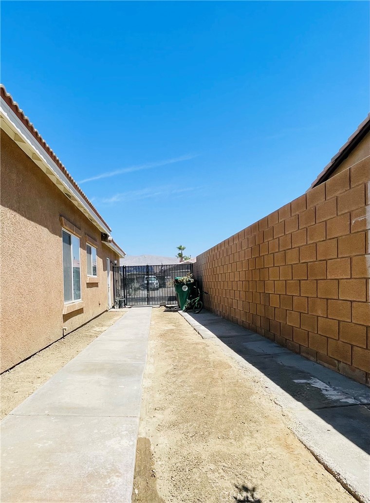 https://media.crmls.org/medias/18b0635d-514d-4df9-bc5c-9a8d6df54adc.jpg?preset=X-Large
