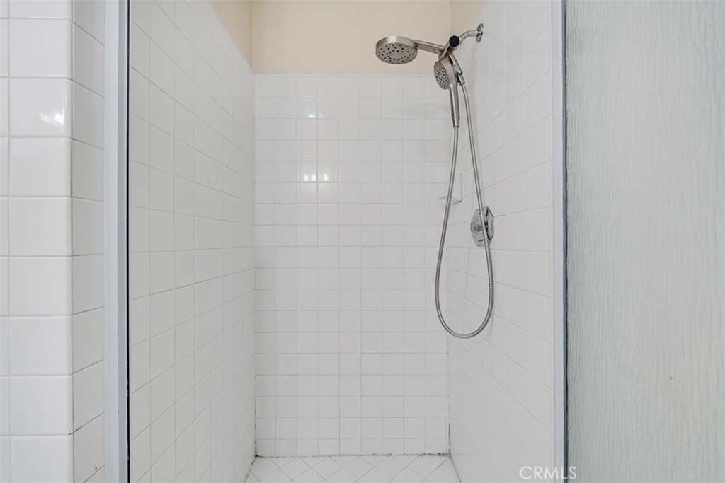 https://media.crmls.org/medias/18b0fafd-ec54-42a3-a58d-09f23d984aec.jpg?preset=X-Large