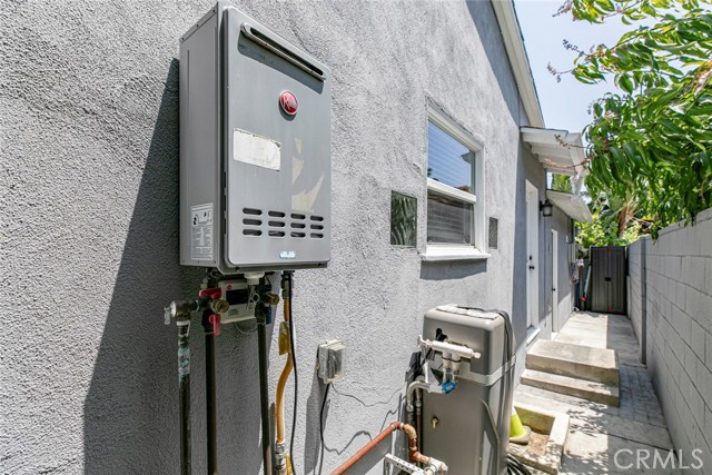 15409 Wyandotte Street, Van Nuys CA: https://media.crmls.org/medias/18b2d362-2402-4e87-9e40-d0067adbba6c.jpg