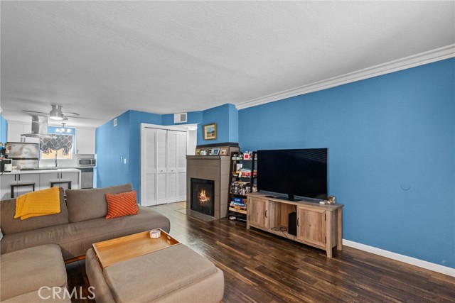 Detail Gallery Image 7 of 21 For 7045 Woodley Ave #110,  Van Nuys,  CA 91406 - 2 Beds | 2 Baths