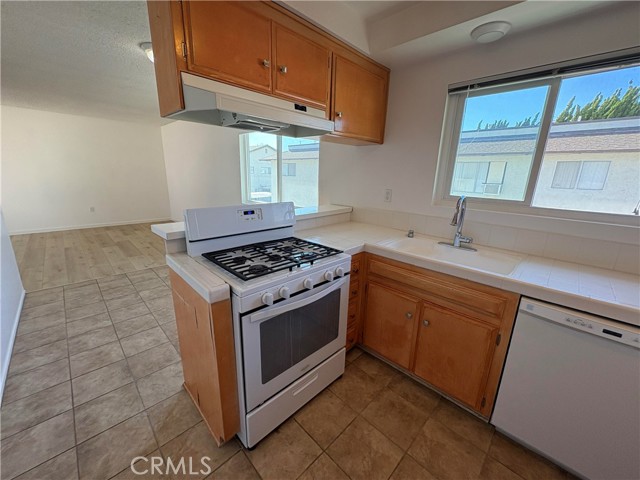 Detail Gallery Image 3 of 18 For 17061 Evergreen Cir #D,  Huntington Beach,  CA 92647 - 1 Beds | 1 Baths